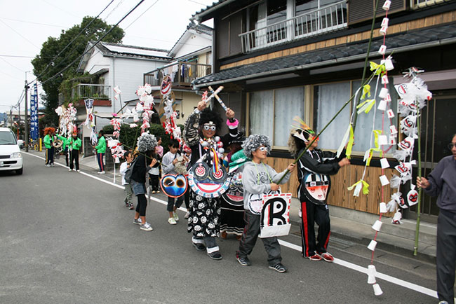 町を練り歩くアーティスト