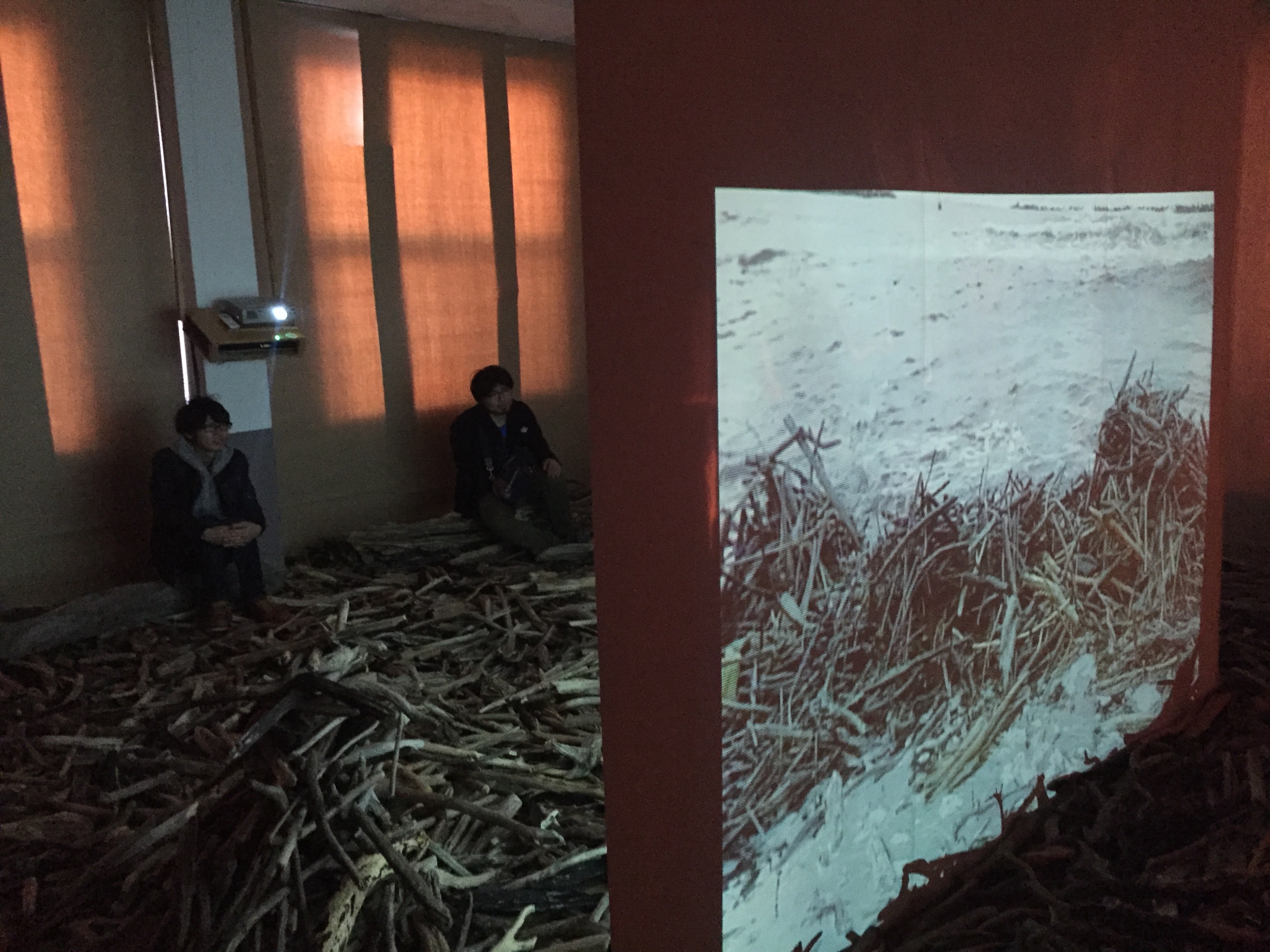恋島公民館での展示の様子 恋島公民館での展示の様子