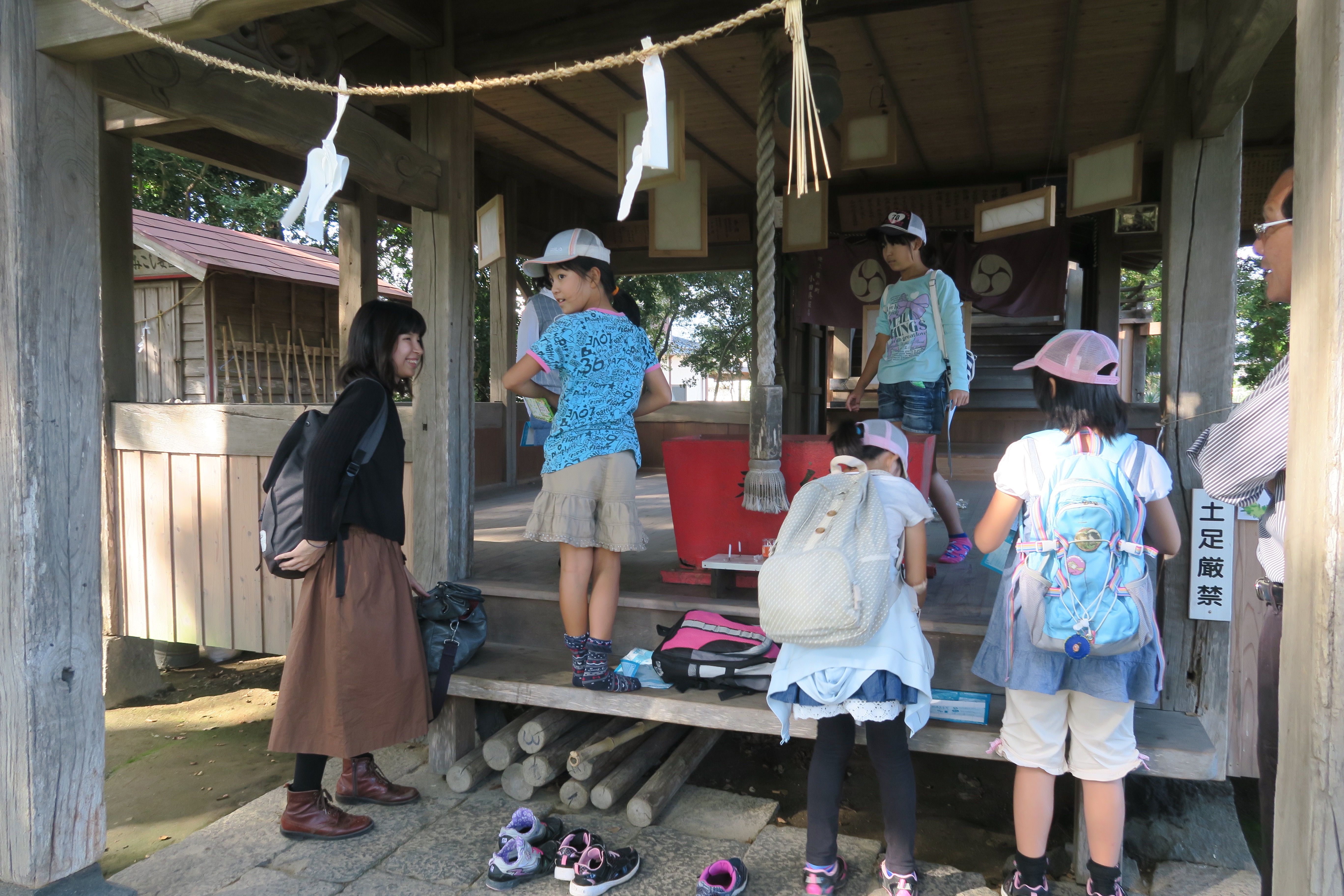 粟野名神社での展示の様子 粟野名神社での展示の様子