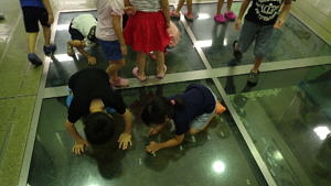 ホールの五ヶ瀬川中下流の模型を見て幼稚園を探します